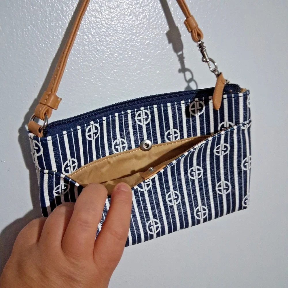 Giani Be1.44rnini‎ Wristlet Purse Navy White Tan Pockets Small Signature Logo